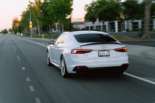 Dangerous Mistakes People Make While Driving